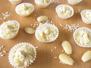 Selbstgemachte Kokos Pralinen