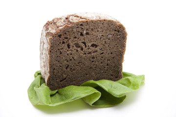 Vollkornbrot auf Salatblätter