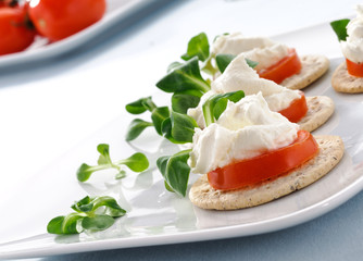 Tartine con formaggio e pomodoro, finger food