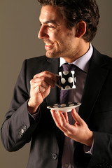 Mann im Anzug trinkt Kaffee