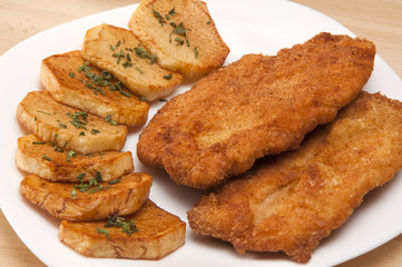 Breaded chicken fillet with potatoes