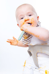baby mit löffel