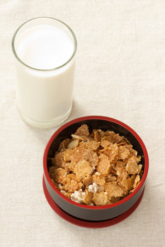 Cereals made from whole grain and milk