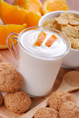 yogurt all'arancia con amaretti