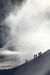 Fototapete Mont Blanc Eine gruppe von alpinisten auf dem weg zum mont blanc im morgengrauen.