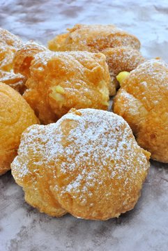 Bign&egrave; fritto ripieno di crema - Bign&egrave; di San Giuseppe