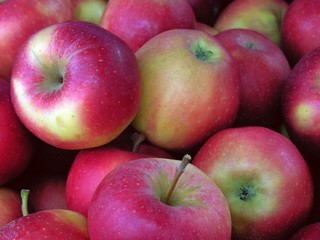 red apples