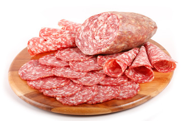 Salame a fette su sfondo bianco