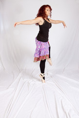 Naklejka premium Redgead woman dancing for joy