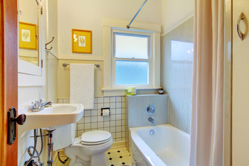 Fototapeta na wymiar Retro prosta łazienka z umywalką i starych płytek.