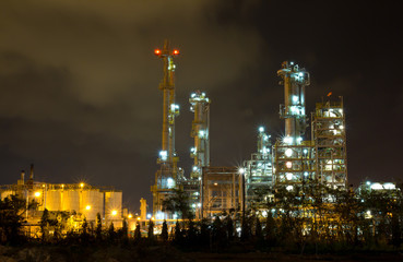 Obraz na płótnie Canvas Fabryka rafinerii ropy naftowej w nocy, nieruchomości przemysłowe, Tajlandia