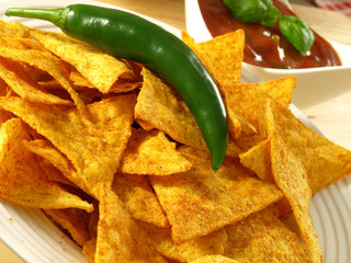 Nachos with green chili and salsa dip