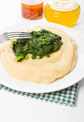 Fava bean puree with spinach. Purè di fave e spinaci.