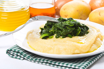 Fava bean puree with spinach. Purè di fave e spinaci.