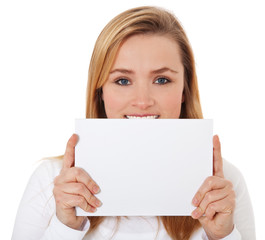 Fototapeta premium Attraktive junge Frau hält weißes Schild