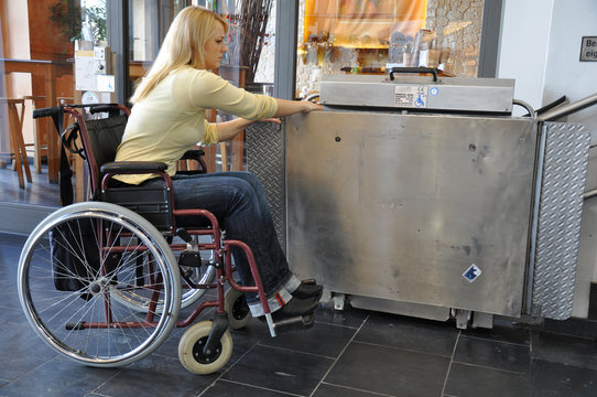 Rollstuhlfahrerin vor defektem Lift