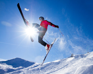 Skifahrer im sprung