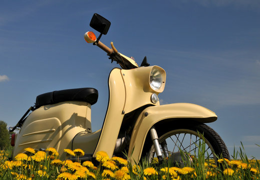 Moped im Fr&uuml;hling