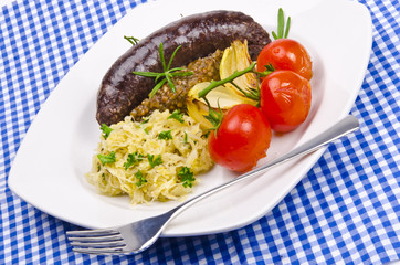 Gegrillte Blutwurst mit Sauerkraut