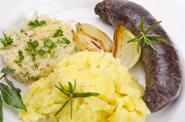 Gegrillte Blutwurst mit Sauerkraut