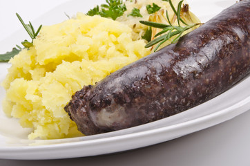 Gegrillte Blutwurst mit Sauerkraut