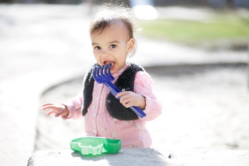 spielen im Sandkasten