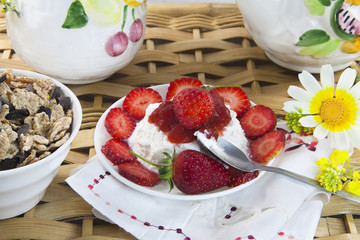 Queso fresco con mermelada y fresas, desayuno.