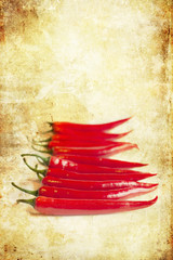 rote Pepperoni mit dekorativem Hintergrund