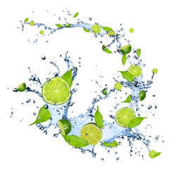 Fototapeta na wymiar Sztuk Limes wchodzących w plusk wody na białym tle