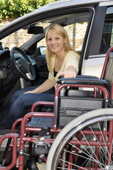 Rollstuhlfahrerin steigt in Auto