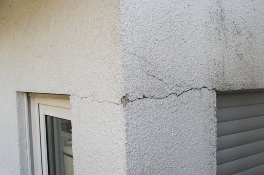 Risse in einer Au&szlig;enwand