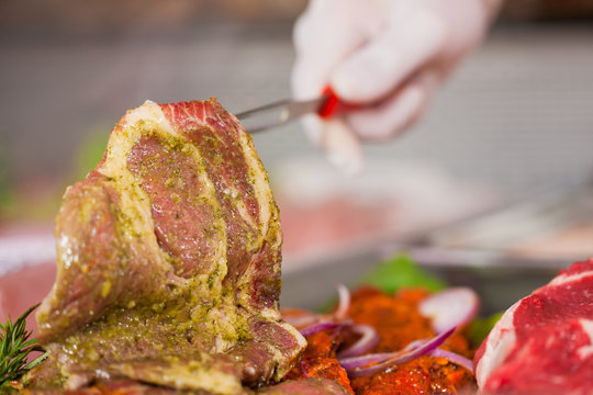 Arbeiten in einer Metzgerei oder Fleischerei