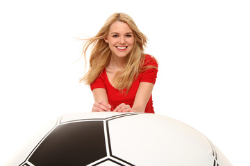 Mädchen mit rießen Fußball
