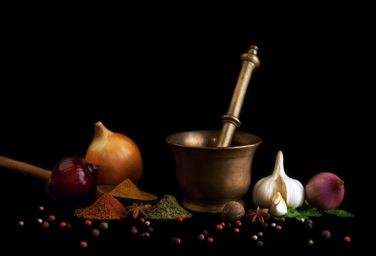 &eacute;pices et aromates sur fond noir
