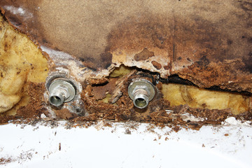 Schimmel an defekter Wasserleitung