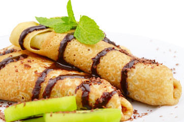Kiwi crepes with chocolate syrup