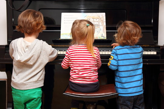 Kinder spielen Klavier