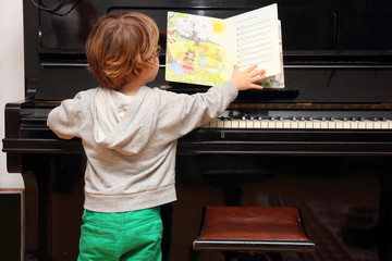 Junge am Klavier