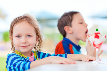 Obraz premium Kids eating ice cream