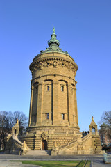 Fototapeta na wymiar Zabytkowej wieży ciśnień w Mannheim