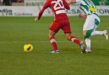 jugadores de fútbol luchando por balón