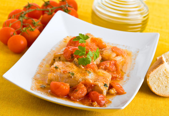 Fish and cherry tomatoes. Pesce con pomodorini.