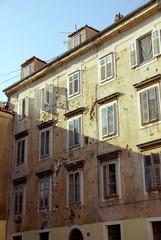 Fototapeta na wymiar Dom w Zadarze w Chorwacji z luk kulach
