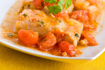 Fish and cherry tomatoes. Pesce con pomodorini.