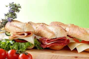 panini assortiti con salame prosciutto formaggio pomodori