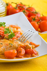 Fish and cherry tomatoes. Pesce con pomodorini.