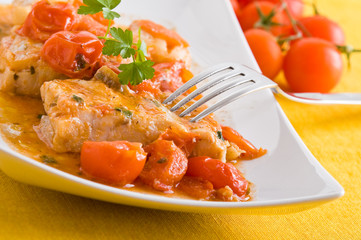 Fish and cherry tomatoes. Pesce con pomodorini.