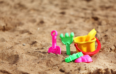 Fototapeta na wymiar Plastikowe zabawki dla dzieci na plaży