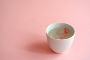 Fototapeta na wymiar 桜茶と白い湯呑