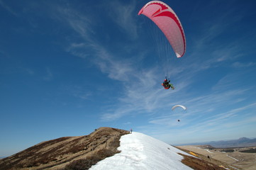 Parapente au dessus du col de la croix Morand